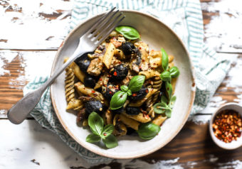 Pesto pasta with mushrooms, tofu and olives