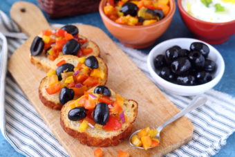 Crostinis with bell pepper and black olives