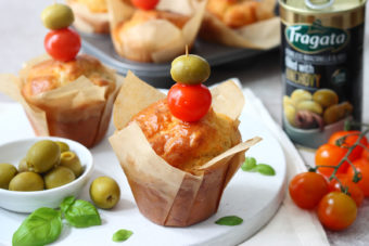Savoury muffins with cherry tomatoes and mozzarella. With a side dish of olives.